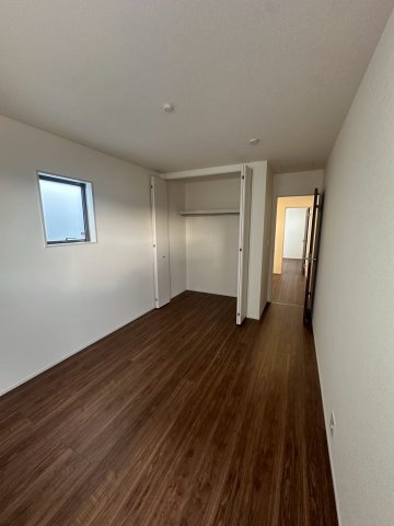 リーブルガーデンうるま市高江洲・２号棟の洋室|２階洋室6.5帖・オープンクローゼット付き