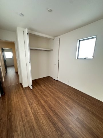 リーブルガーデンうるま市高江洲・２号棟の洋室|２階洋室5.3帖・オープンクローゼット付き