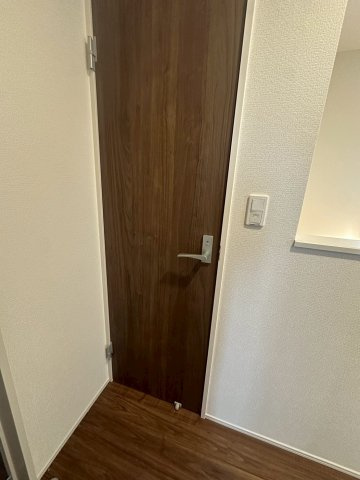 リーブルガーデンうるま市高江洲・２号棟のトイレ|２階トイレ扉