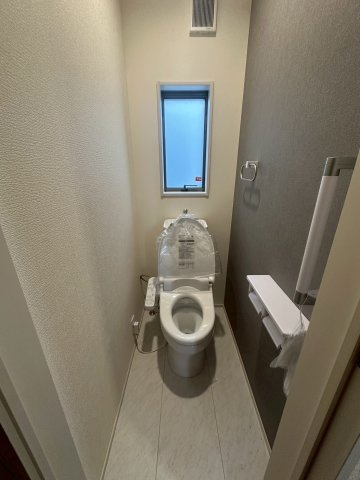 リーブルガーデンうるま市高江洲・２号棟のトイレ|２階トイレ・換気窓＆手すり付き／洗浄便座