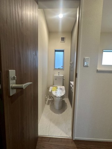 リーブルガーデンうるま市高江洲・２号棟のトイレ|２階トイレ・換気窓＆手すり付き／洗浄便座