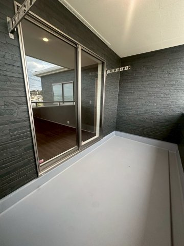 リーブルガーデンうるま市高江洲・２号棟のバルコニー|急な雨も安心♪様々な用途に使える広々インナーバルコニー