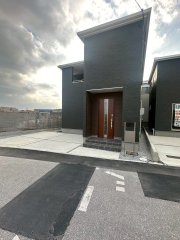 リーブルガーデンうるま市高江洲・２号棟の外観|並列２台駐車スペース付き！お気軽にお問い合わせください♪