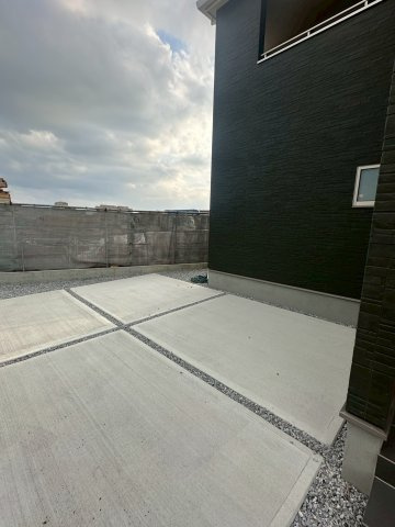 リーブルガーデンうるま市高江洲・２号棟の駐車場|並列２台駐車可能スペース付き！お気軽にお問い合わせください♪