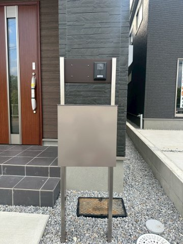 リーブルガーデンうるま市高江洲・２号棟の玄関|TVモニター付きインターフォンで防犯対策も◎