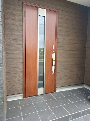 リーブルガーデンうるま市高江洲・２号棟の玄関|自然光が差し込む玄関ドア／屋根付きの玄関ポーチで、置き配も◎