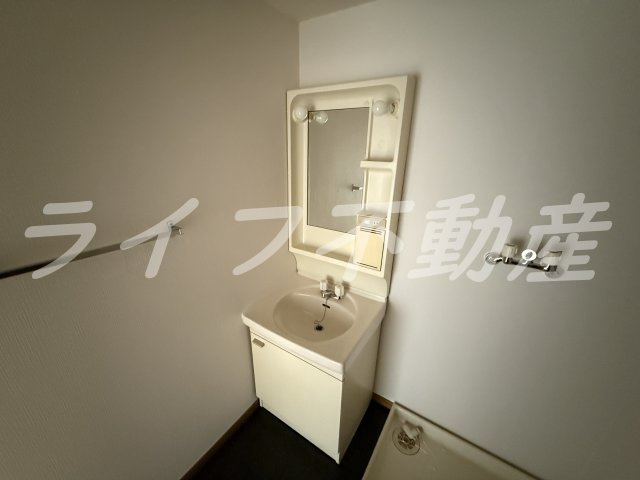 ニュープリーメルの独立洗面台|朝の支度にも助かる、独立の洗髪洗面化粧台