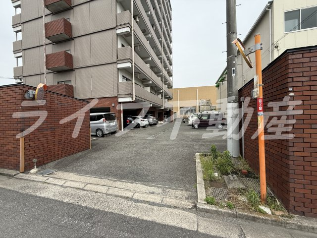 ニュープリーメルの駐車場|駐車場があるので、車を買う予定の方も安心です