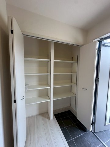 リーブルガーデンうるま市高江洲・３号棟の収納|可動式棚付きで大容量の天井高シューズクローゼット