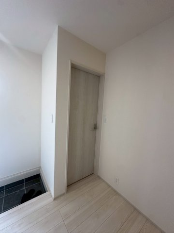 リーブルガーデンうるま市高江洲・３号棟の玄関|玄関脇には２WAY動線の洗面室入口があり、帰宅後すぐ手洗いも◎