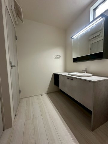 リーブルガーデンうるま市高江洲・３号棟の独立洗面台|ホテルライクでスタイリッシュな洗面化粧台