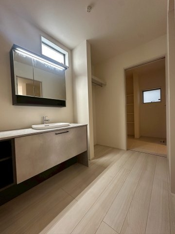 リーブルガーデンうるま市高江洲・３号棟の独立洗面台|洗面室はランドリールーム＆ストレージルームからも出入りできます◎