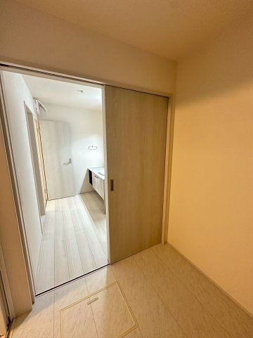 リーブルガーデンうるま市高江洲・３号棟のランドリースペース|洗濯作業が楽になる、洗面室と浴室に隣接するランドリールーム