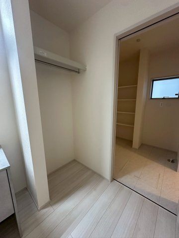 リーブルガーデンうるま市高江洲・３号棟のランドリースペース|洗濯作業が楽になる、洗面室と浴室に隣接するランドリールーム