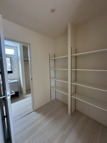 リーブルガーデンうるま市高江洲・３号棟の収納|キッチン側からも洗面室からも出入りできるストレージルームは、パントリー収納等にも◎