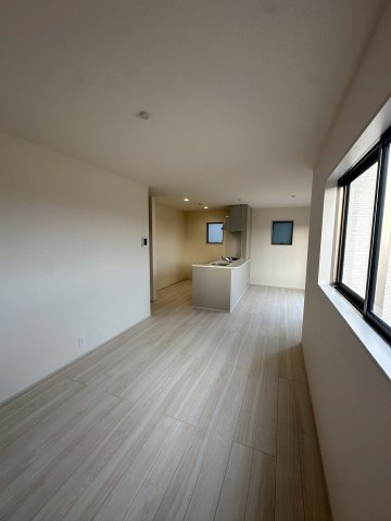 リーブルガーデンうるま市高江洲・３号棟の居間・リビング|明るくゆったりとしたLDK16帖／使い勝手のいいカウンターキッチン