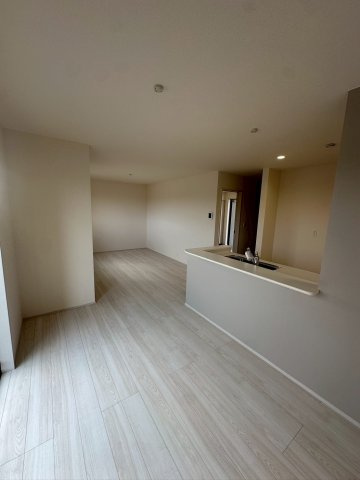 リーブルガーデンうるま市高江洲・３号棟の居間・リビング|明るくゆったりとしたLDK16帖／使い勝手のいいカウンターキッチン