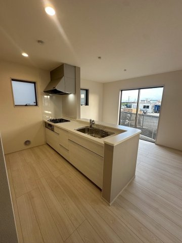 リーブルガーデンうるま市高江洲・３号棟のキッチン|対面式キッチンからリビングの眺め