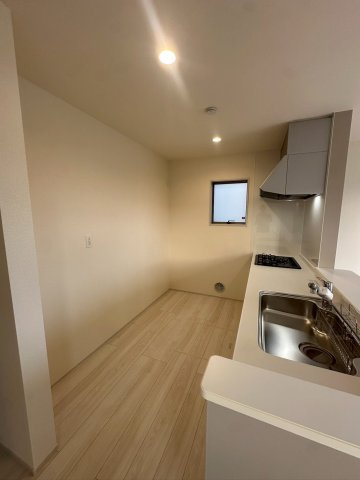 リーブルガーデンうるま市高江洲・３号棟のキッチン|会話の弾む対面式キッチン・換気窓＆床下収納付き