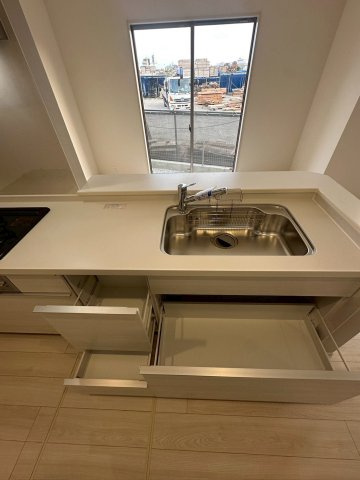 リーブルガーデンうるま市高江洲・３号棟のキッチン|流し台＆作業台下にも備え付け収納◎