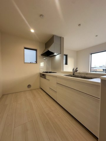 リーブルガーデンうるま市高江洲・３号棟のキッチン|ふたり並んで一緒に作業ができるゆったりとしたキッチン