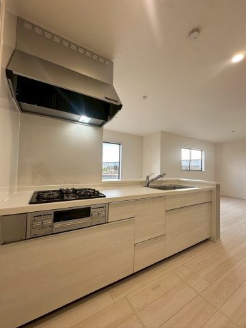 リーブルガーデンうるま市高江洲・３号棟のキッチン|キッチンの背面隣には、２WAY動線のストレージルームがあり、パントリー収納にも◎