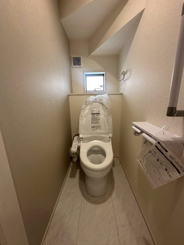 リーブルガーデンうるま市高江洲・３号棟のトイレ|１階トイレ・換気窓＆手すり付き／洗浄便座
