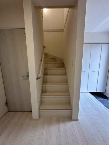 リーブルガーデンうるま市高江洲・３号棟の内装|手すり付き階段収納