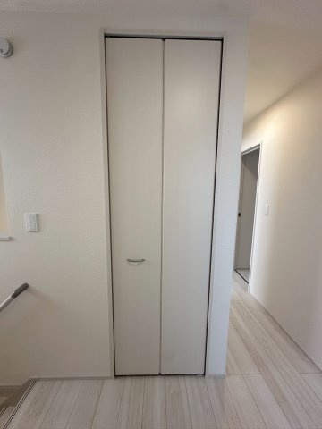 リーブルガーデンうるま市高江洲・３号棟の収納|２階階段上がってすぐの廊下に設置されたクローゼット付収納