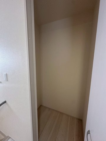 リーブルガーデンうるま市高江洲・３号棟の収納|２階階段上がってすぐの廊下に設置されたクローゼット付収納