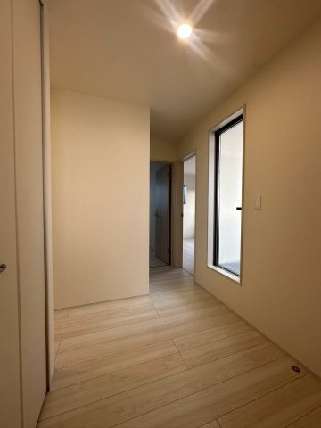 リーブルガーデンうるま市高江洲・３号棟のバルコニー|部屋を通らず廊下から出入りできるインナーバルコニーのい入口