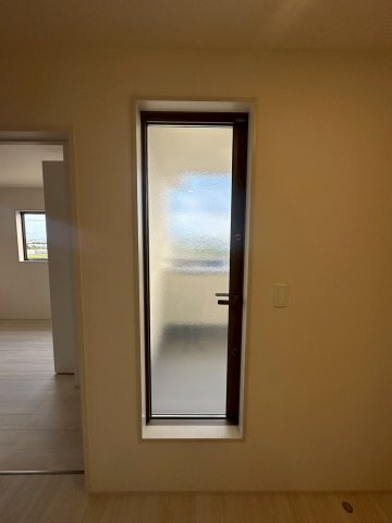 リーブルガーデンうるま市高江洲・３号棟のバルコニー|部屋を通らず廊下から出入りできるインナーバルコニーのい入口