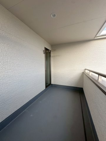 リーブルガーデンうるま市高江洲・３号棟のバルコニー|急な雨も安心♪様々な用途に使える広々インナーバルコニー