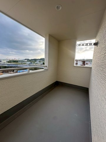リーブルガーデンうるま市高江洲・３号棟のバルコニー|急な雨も安心♪様々な用途に使える広々インナーバルコニー