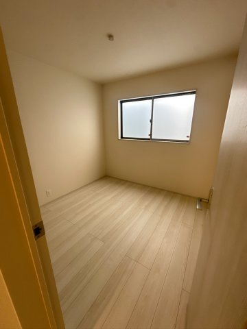 リーブルガーデンうるま市高江洲・３号棟の洋室|２階ストレージルーム8.01帖・オープンクローゼット付き