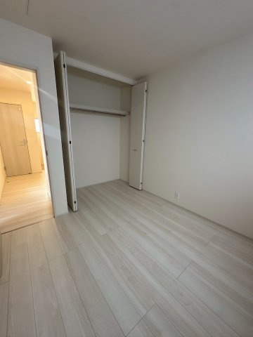 リーブルガーデンうるま市高江洲・３号棟の洋室|２階ストレージルーム8.01帖・オープンクローゼット付き