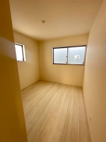 リーブルガーデンうるま市高江洲・３号棟の洋室|二面採光の２階洋室5.3帖①オープンクローゼット付き