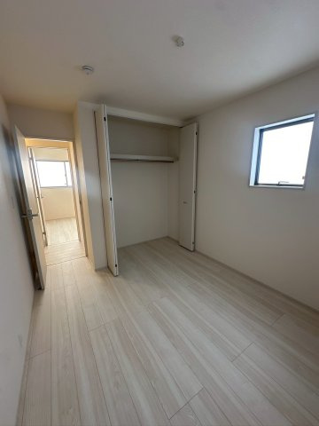 リーブルガーデンうるま市高江洲・３号棟の洋室|二面採光の２階洋室5.3帖①オープンクローゼット付き