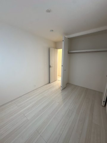 リーブルガーデンうるま市高江洲・３号棟の洋室|二面採光の２階洋室5.3帖①オープンクローゼット付き