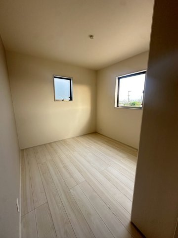 リーブルガーデンうるま市高江洲・３号棟の洋室|二面採光の２階洋室5.3帖②オープンクローゼット付き