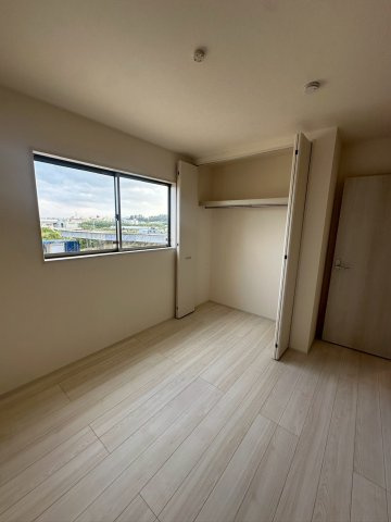 リーブルガーデンうるま市高江洲・３号棟の洋室|二面採光の２階洋室5.3帖②オープンクローゼット付き