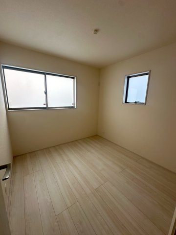 リーブルガーデンうるま市高江洲・３号棟の洋室|二面採光の２階洋室4.8帖