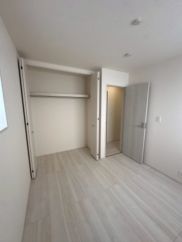 リーブルガーデンうるま市高江洲・３号棟の洋室|二面採光の２階洋室4.8帖