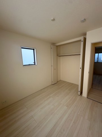 リーブルガーデンうるま市高江洲・３号棟の洋室|二面採光の２階洋室4.8帖