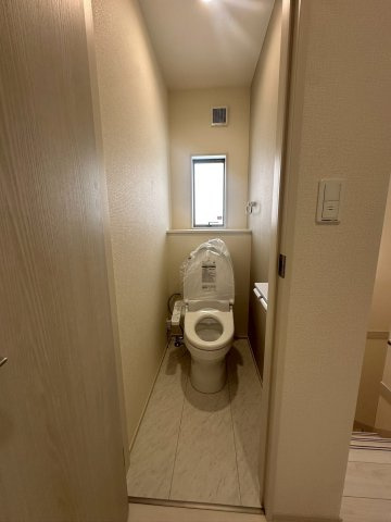リーブルガーデンうるま市高江洲・３号棟のトイレ|２階トイレ・換気窓＆洗浄便座付き