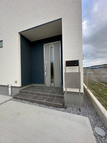 リーブルガーデンうるま市高江洲・３号棟の玄関|置き配スペースも確保できる屋根付きの玄関ポーチ／TVモニター付きインターフォンで防犯対策も◎