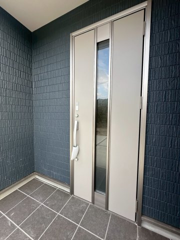 リーブルガーデンうるま市高江洲・３号棟の玄関|置き配スペースも確保できる屋根付きの玄関ポーチ／採光付き玄関ドア