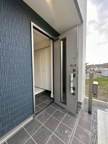 リーブルガーデンうるま市高江洲・３号棟の玄関|置き配スペースも確保できる屋根付きの玄関ポーチ