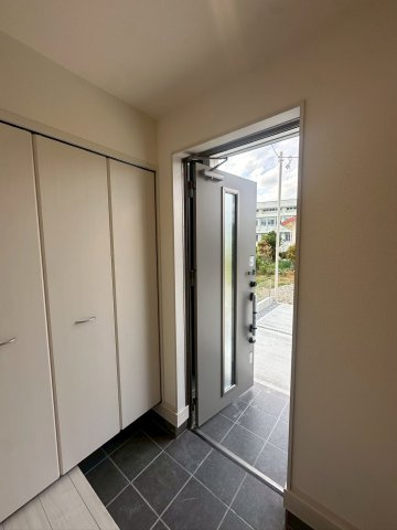 リーブルガーデンうるま市高江洲・３号棟の玄関|天井高シューズクローゼット付き玄関