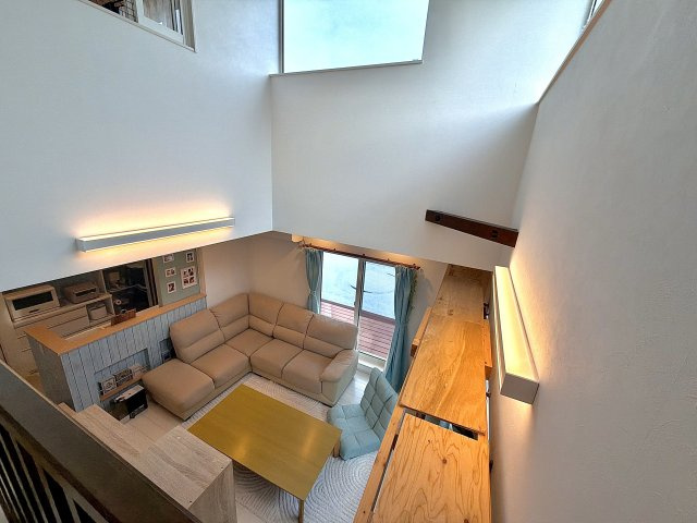 恵庭市駒場町5丁目の居間・リビング|大きな窓のある吹き抜け！